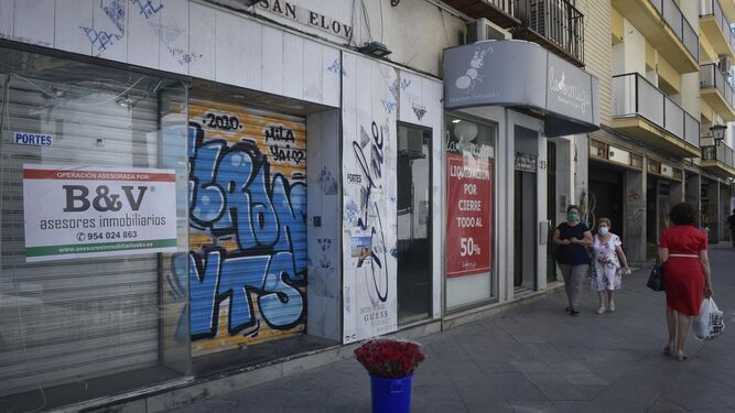 Cierre de comercios en la calle San Eloy, en el centro de Sevilla.