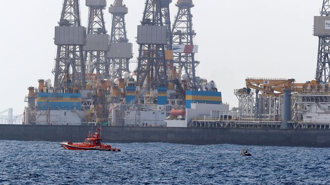 Especialistas de la Guardia Civil recuperan el cuerpo de una submarinista que quedó atrapaba en un barco hundido a 41 metros de profundidad en Las Palmas.