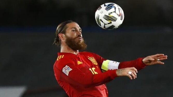 Sergio Ramos controla el balón en un momento del partido