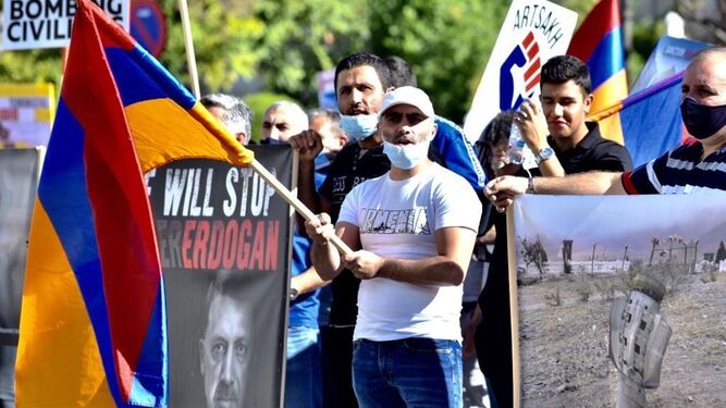 Ciudadanos armenios protestan en Sevilla.