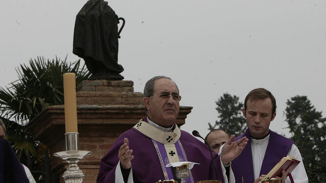 Monseñor Asenjo, en una imagen de archivo, preside la misa por los Fieles Difuntos en el cementerio de Sevilla.