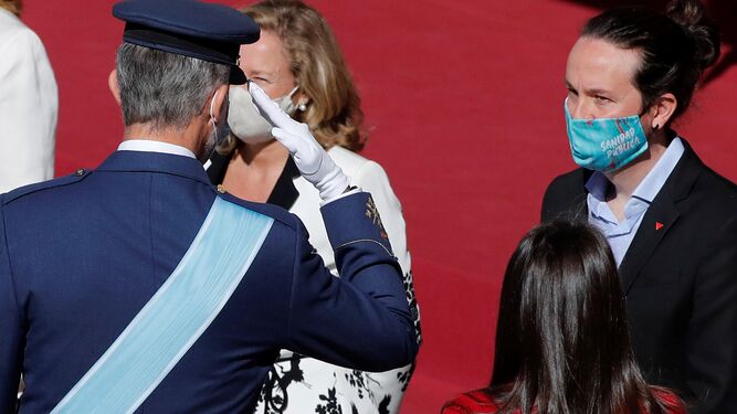 Pablo Iglesias, saluda tímidamente al Rey durante el acto.