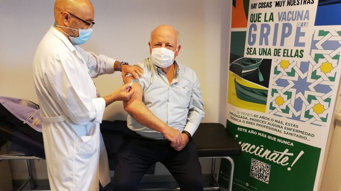 Jesús Aguirre da ejemplo y se vacuna de la gripe