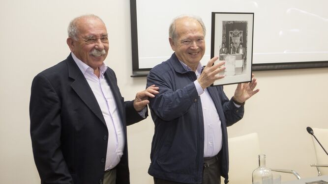 Antonio Zoido entrega a Manolo Herrera un regalo en el homenaje en 2019 en Cajasol.