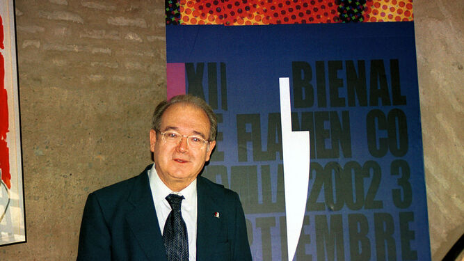 Manuel Herrera ante el cartel de la Bienal 2002.