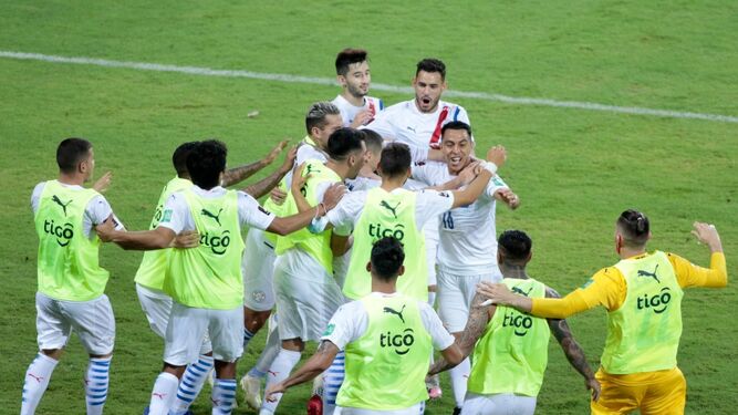 Sanabria festeja con sus compañeros el gol de Paraguay.