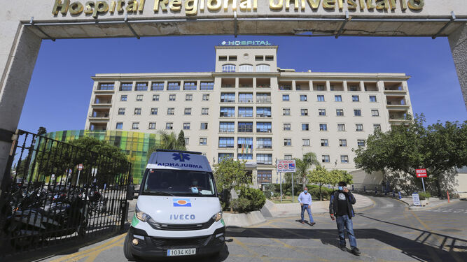 Una ambulancia sale del Hospital Regional de Málaga.