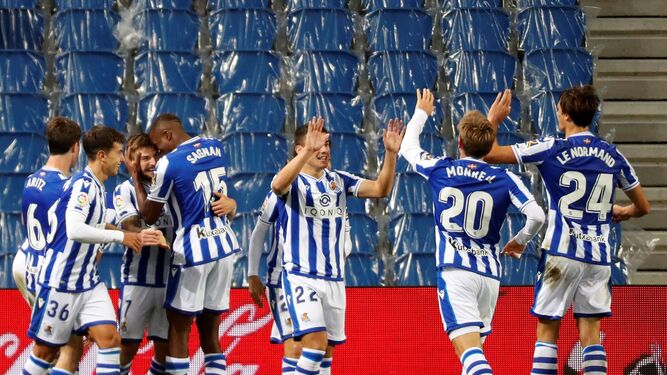 Los jugadores de la Real celebrando un tanto en el estadio  Reale Arena de San Sebastián