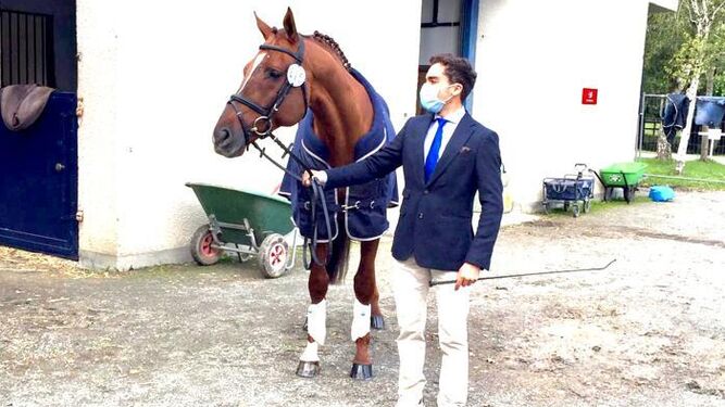 Gaviño, vestido de su patrocinador Álvaro Moreno, en la inspección veterinaria del miércoles.