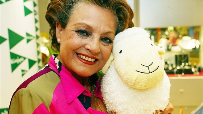 Carmen Sevilla, con una de sus famosas 'ovejitas' del 'Telecupón' de Telecinco.