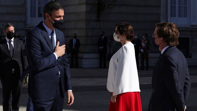 El presidente del Gobierno, Pedro Sánchez, ante la presidenta de la Comunidad de Madrid, Isabel Díaz Ayuso, durante el pasado Día de la Fiesta Nacional.