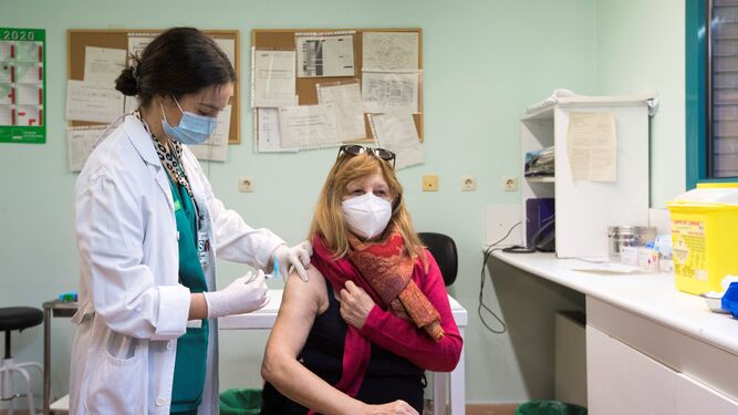 Una mujer recibiendo la vacuna de la gripe en un centro de salud en Zaragoza.