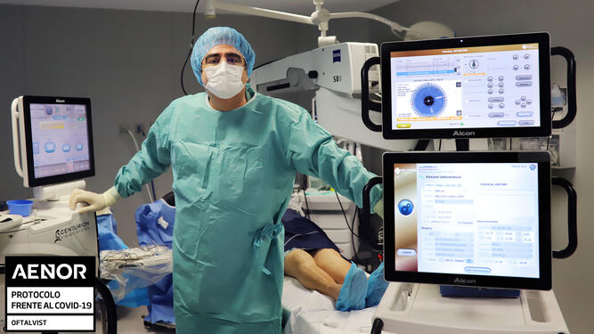 El doctor Ramón Ruiz Mesa en el quirófano del hospital HLA Puerta del Sur en donde Oftalvist es responsable del servicio oftalmológico.