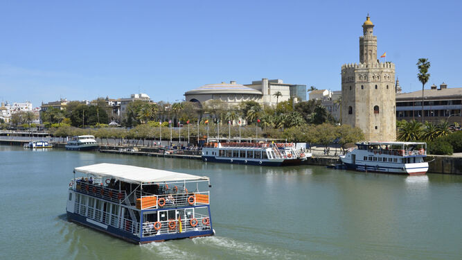 Los interesados podrán disfrutar de, además del tour en bus panorámico, de un paseo por la dársena del Guadalquivir.ngo