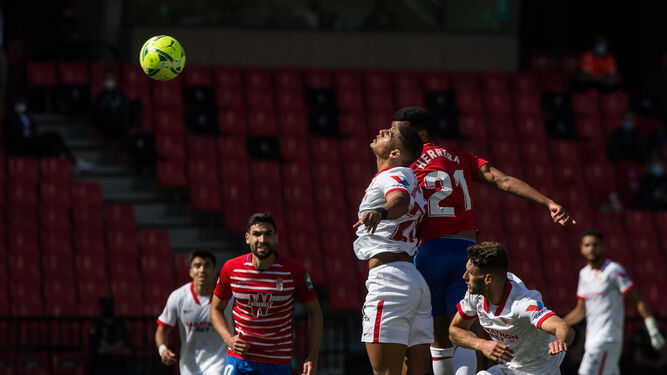 Yangel Herrera salta por encima de Diego Carlos para anotar el gol del Granada.