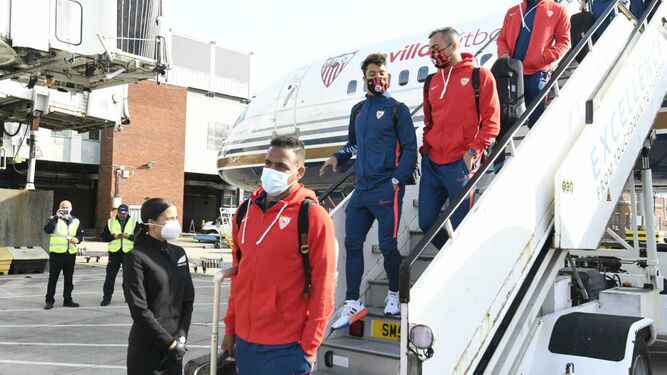 Fernando, Óliver Torres y Joan Jordán descienden del avión que trasladó al Sevilla.