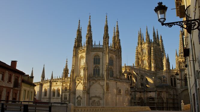 El entorno de la Catedral de Burgos sin gente paseando.