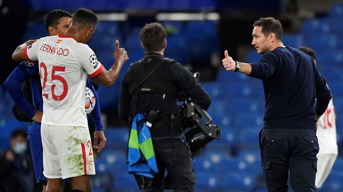 Fernando hace un gesto de aprobación a Lampard mientras abraza a Thiago Silva.