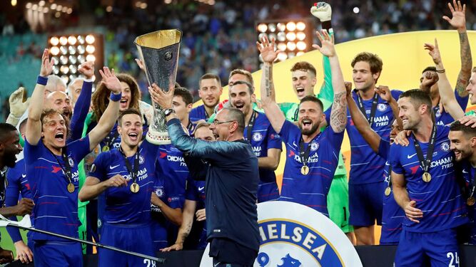 Maurizio Sarri, técnico del Chelsea, levanta la Europa League 2019 ante el capitán Azpilicueta.
