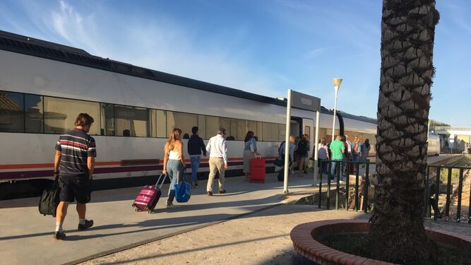 Viajeros de la línea de Media Distancia Sevilla-Málaga subiendo al tren en Pedrera tras realizar el trayecto en autobús desde la estación de Osuna.