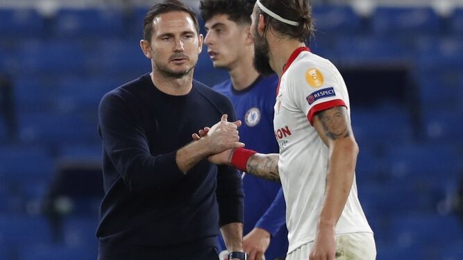 Gudelj saluda a Frank Lampard al acabar el partido.