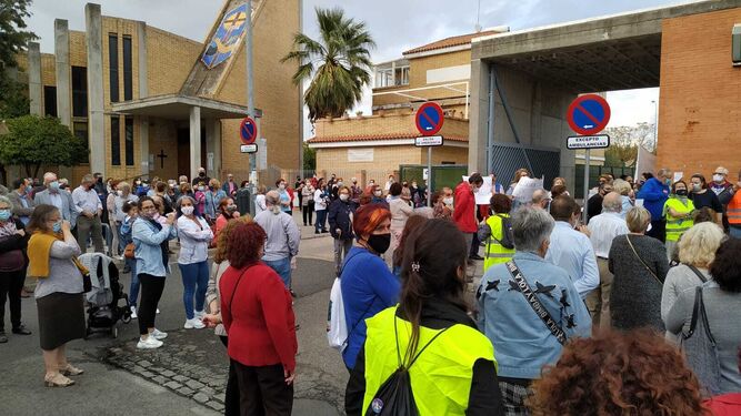 Un momento de la protesta en el centro de salud de Alcosa.