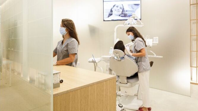 Uno de los gabinetes dentales de Aldentista.es, donde el paciente puede relajarse mientras una pantalla le muestra imágenes de tratamientos.