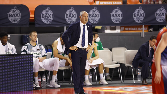 Curro Segura observa las evoluciones de sus jugadores durante el encuentro.