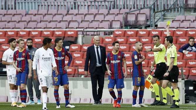 El lateral izquierdo del Barcelona Jordi Alba es amonestado por el colegiado Juan Martínez Munuera.