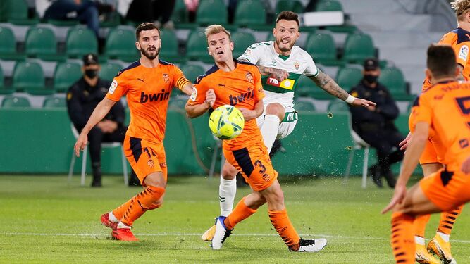 Josan remata para lograr el primer gol del Elche ante el Valencia.
