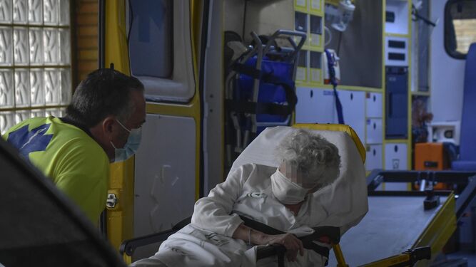 Una paciente llega en ambulancia a las Urgencias del hospital Virgen Macarena.