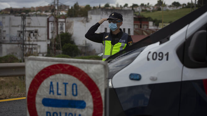 Control policial a la salida de Sevilla.