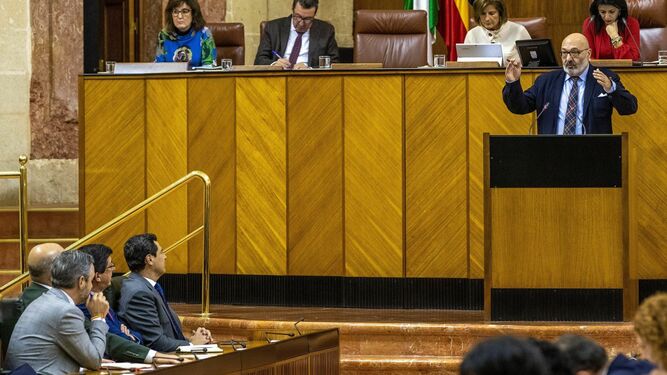 El portavoz del Grupo Parlamentario Vox Andalucía, Alejandro Hernández, en la tribuna de oradores del Parlamento, durante el debate del proyecto de ley del Presupuesto para 2020.