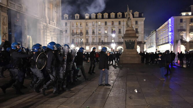 Enfrentamientos entre agentes y manifestantes en una plaza de Turín la noche del lunes.