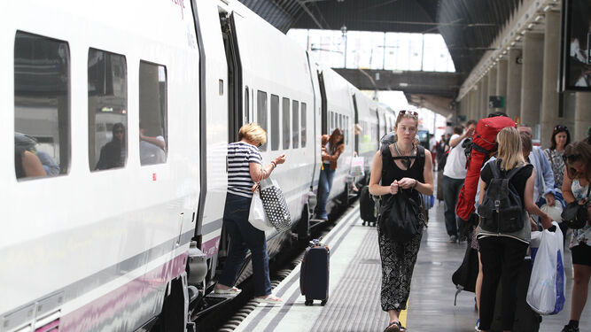 Viajeros del tren en la estación Santa Justa de Sevilla.