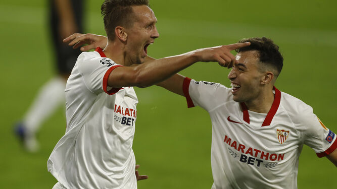 De Jong celebra el gol del Sevilla