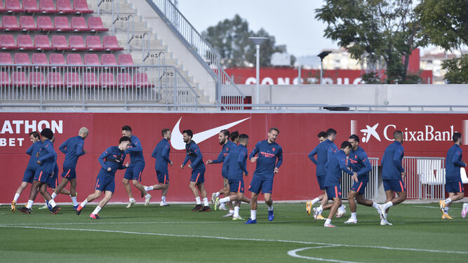 La plantilla del Sevilla, en el entrenamiento previo al partido de hoy.