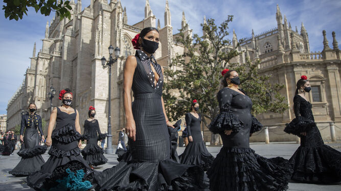 Una imagen de la manifestación por la moda flamenca convocada por #LunarOff.