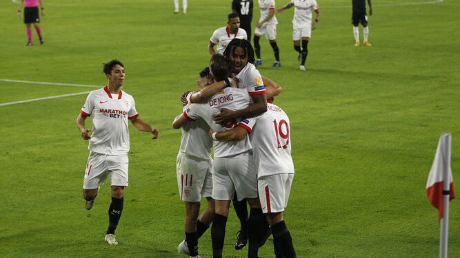 Koundé corona la piña de futbolistas del Sevilla tras el gol de De Jong al Rennes.