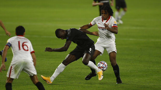 Koundé se impone al delantero Guirassy como durante todo el partido.
