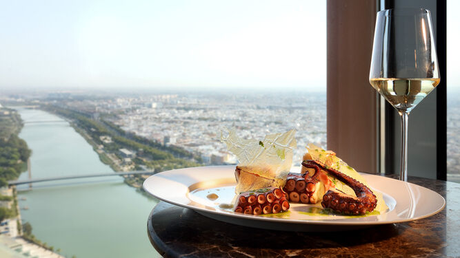 Aquellos que cenen en el hotel Eurostars Torre Sevilla podrán pernoctar y desayunar en el mismo.
