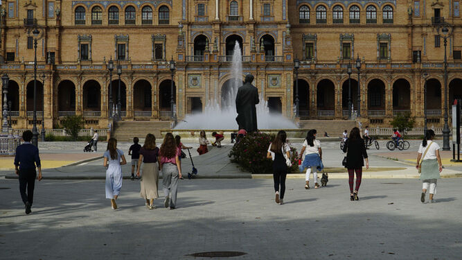 Gente paseando por la Plaza de España