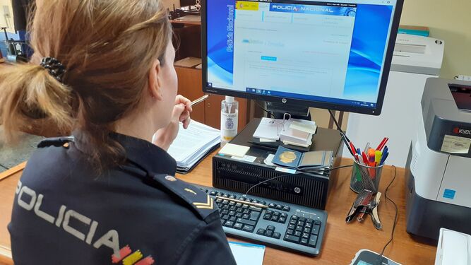 Una agente de la Policía Nacional trabaja en un ordenador.