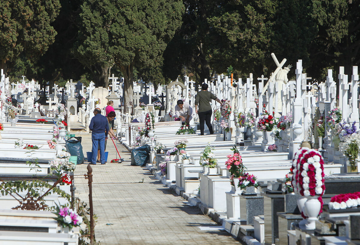 El cementerio se llena estos días de flores para honrar a los difuntos.