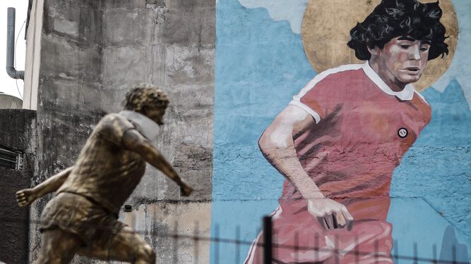 Estatua de Maradona en el Barrio de La Paternal, donde empezó a jugar en Argentinos Juniors.