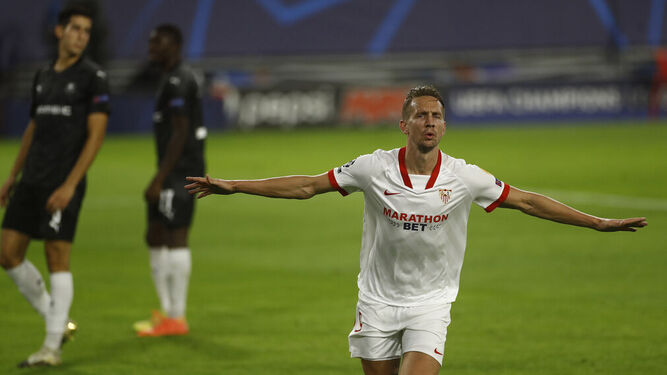 De Jong celebra su gol al Rennes, con Aguerd y Traoré al fondo vencidos.