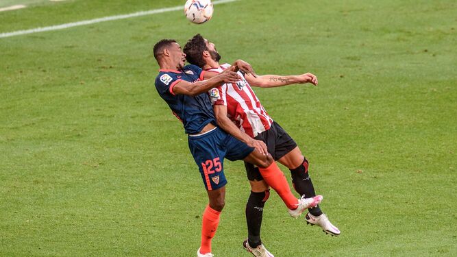 Fernando salta con Raúl García en un momento del partido.