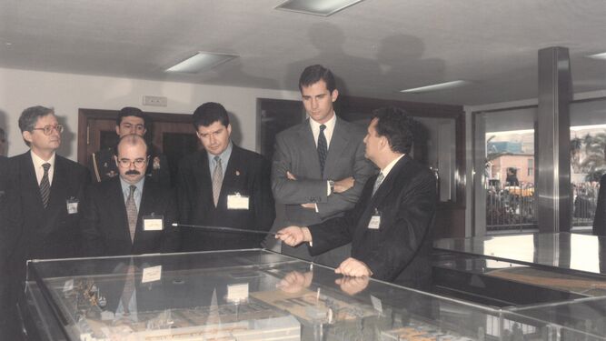 El entonces príncipe Felipe ante una maqueta de la factoría de Acerinox
