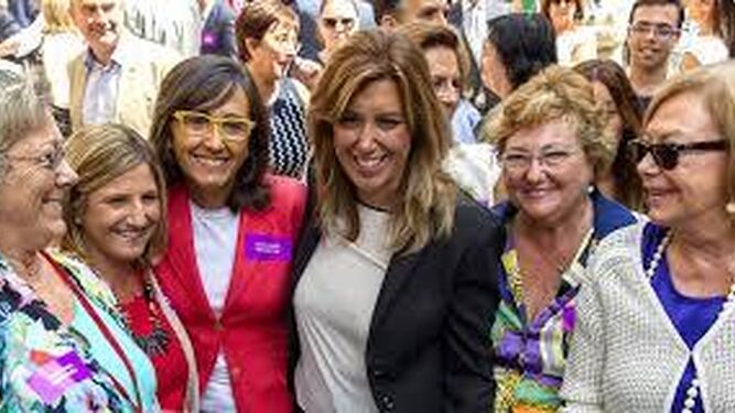 Susana Díaz (centro) y Amparo Rubiales (dcha) con Rosa Aguilar y un grupo de mujeres.