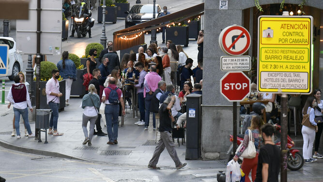 Gente en las calles de Granada durante el último puente de octubre